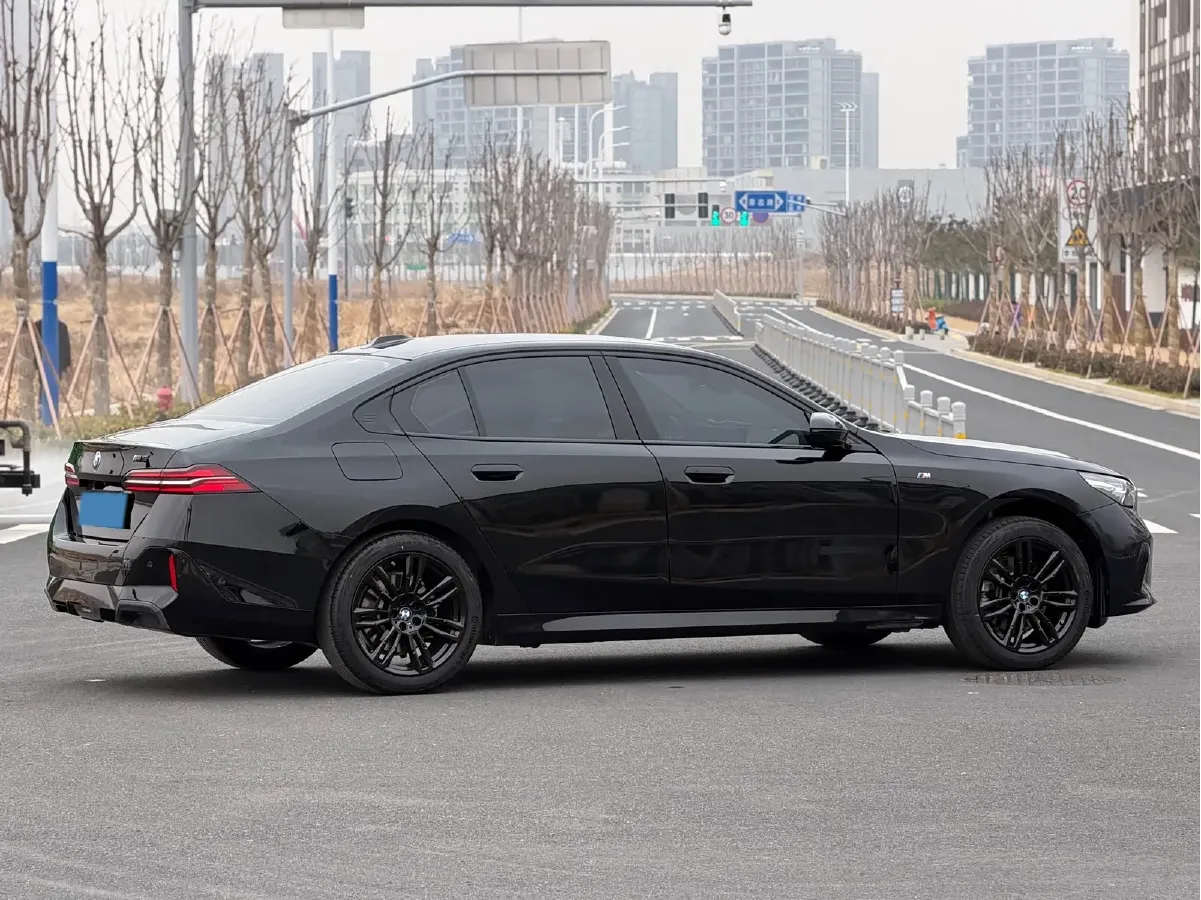 2024 BMW 5 Series 2.0T 190HP L4 8AT,autocango,china used car exporter,china ev exporter,chinese used car exporter,chinese used ev exporter