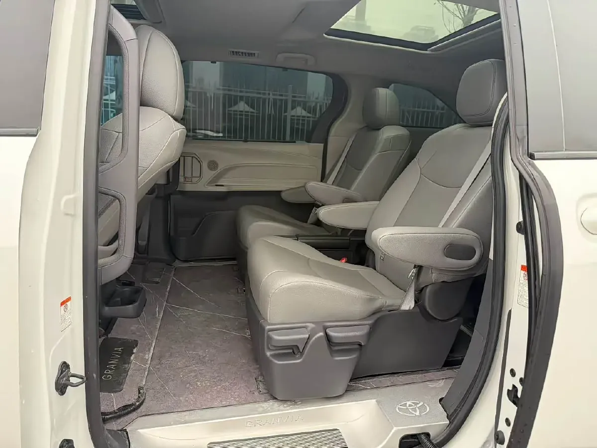 2024 Toyota Granvia 2.5L 189HP L4 E-CVT Hybrid,autocango,china used car exporter,china ev exporter,chinese used car exporter,chinese used ev exporter