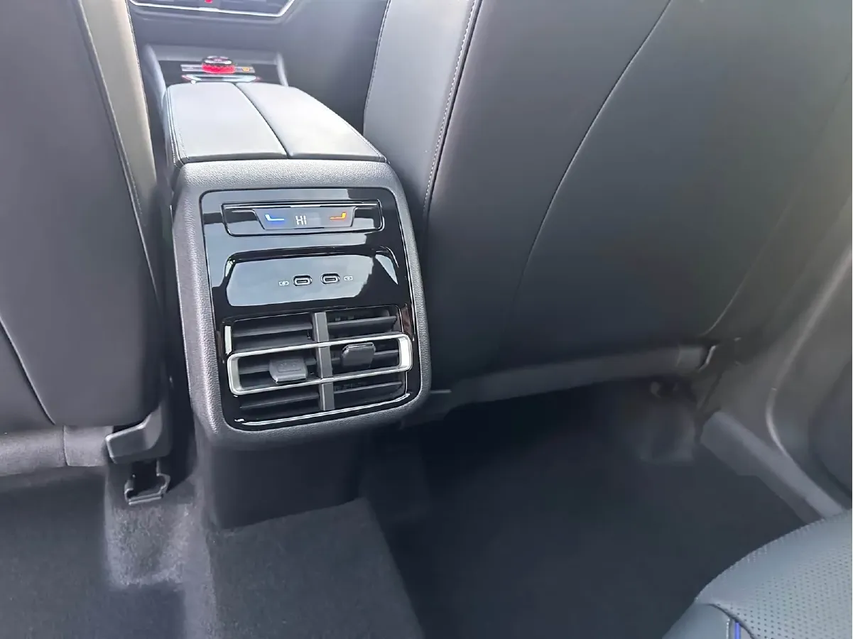 2024 Volkswagen Tiguan L 2.0T 186HP L4 7DCT,autocango,china used car exporter,china ev exporter,chinese used car exporter,chinese used ev exporter