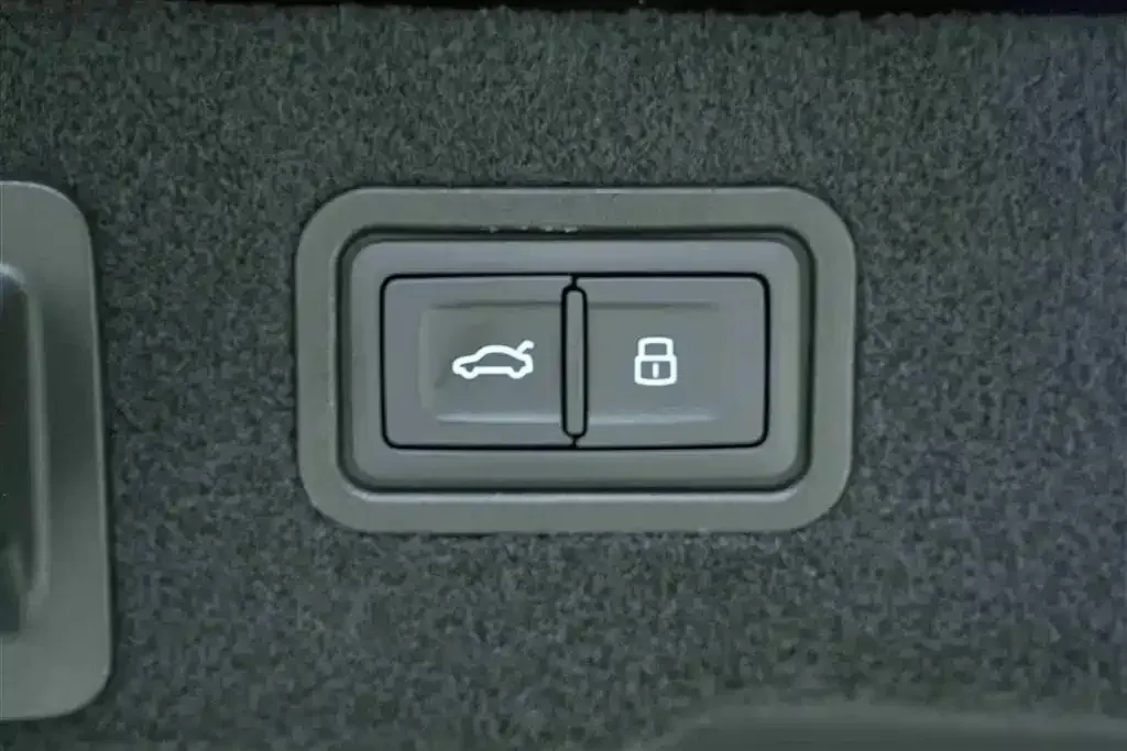 2022 Audi A8 3.0T 340HP V6 8AT,autocango,china used car exporter,china ev exporter,chinese used car exporter,chinese used ev exporter