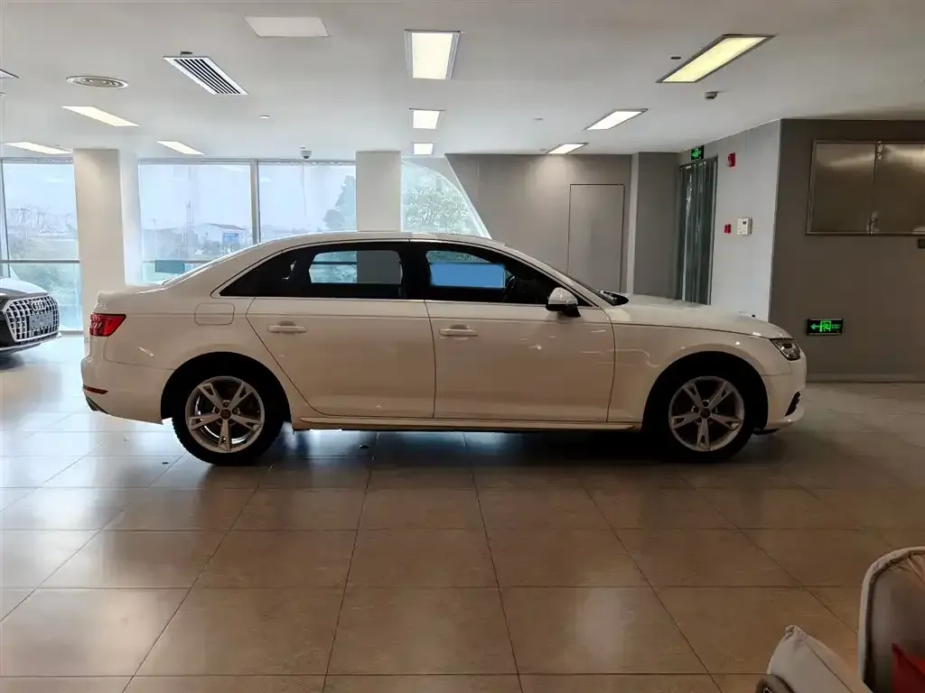 2017 Audi A4L 2.0T 190HP L4 7DCT,autocango,china used car exporter,china ev exporter,chinese used car exporter,chinese used ev exporter