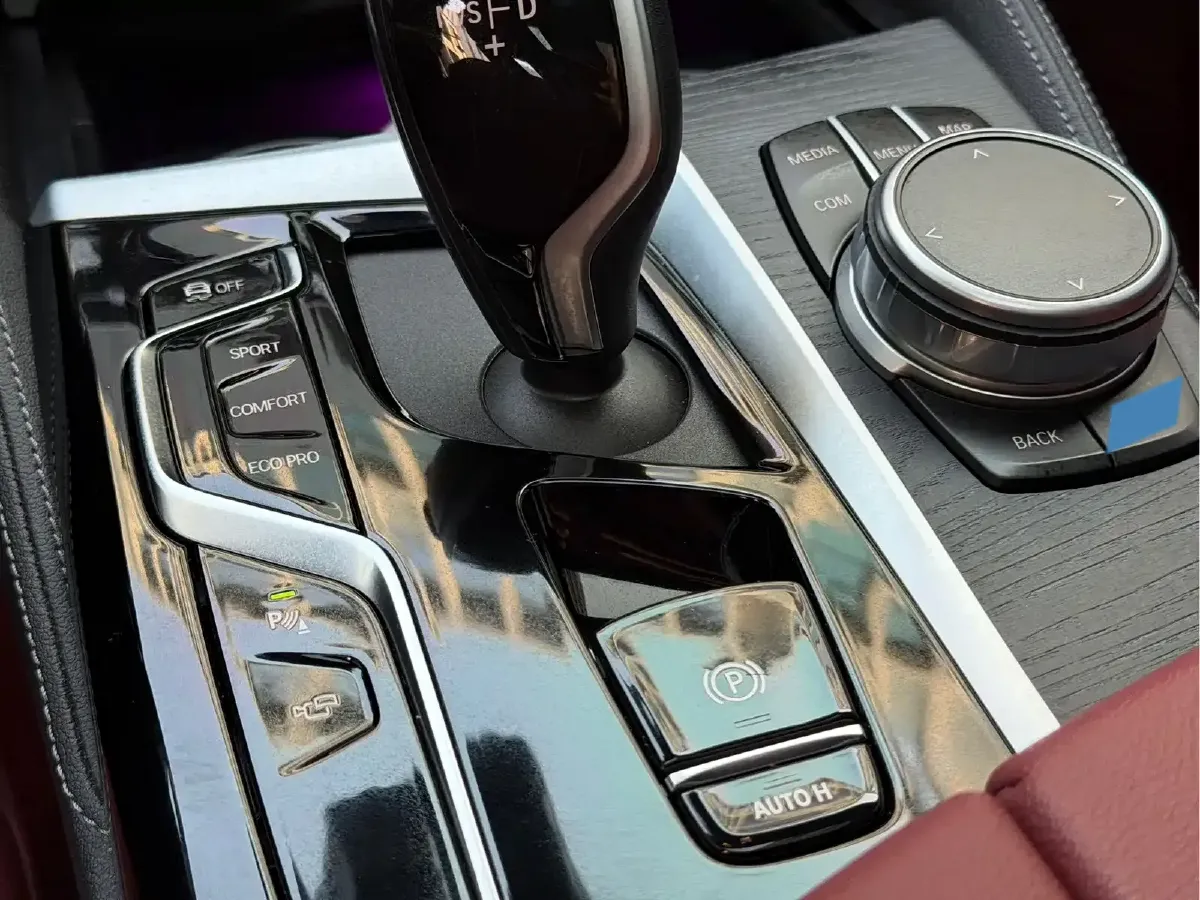 2022 BMW 5 Series 2.0T 252HP L4 8AT,autocango,china used car exporter,china ev exporter,chinese used car exporter,chinese used ev exporter