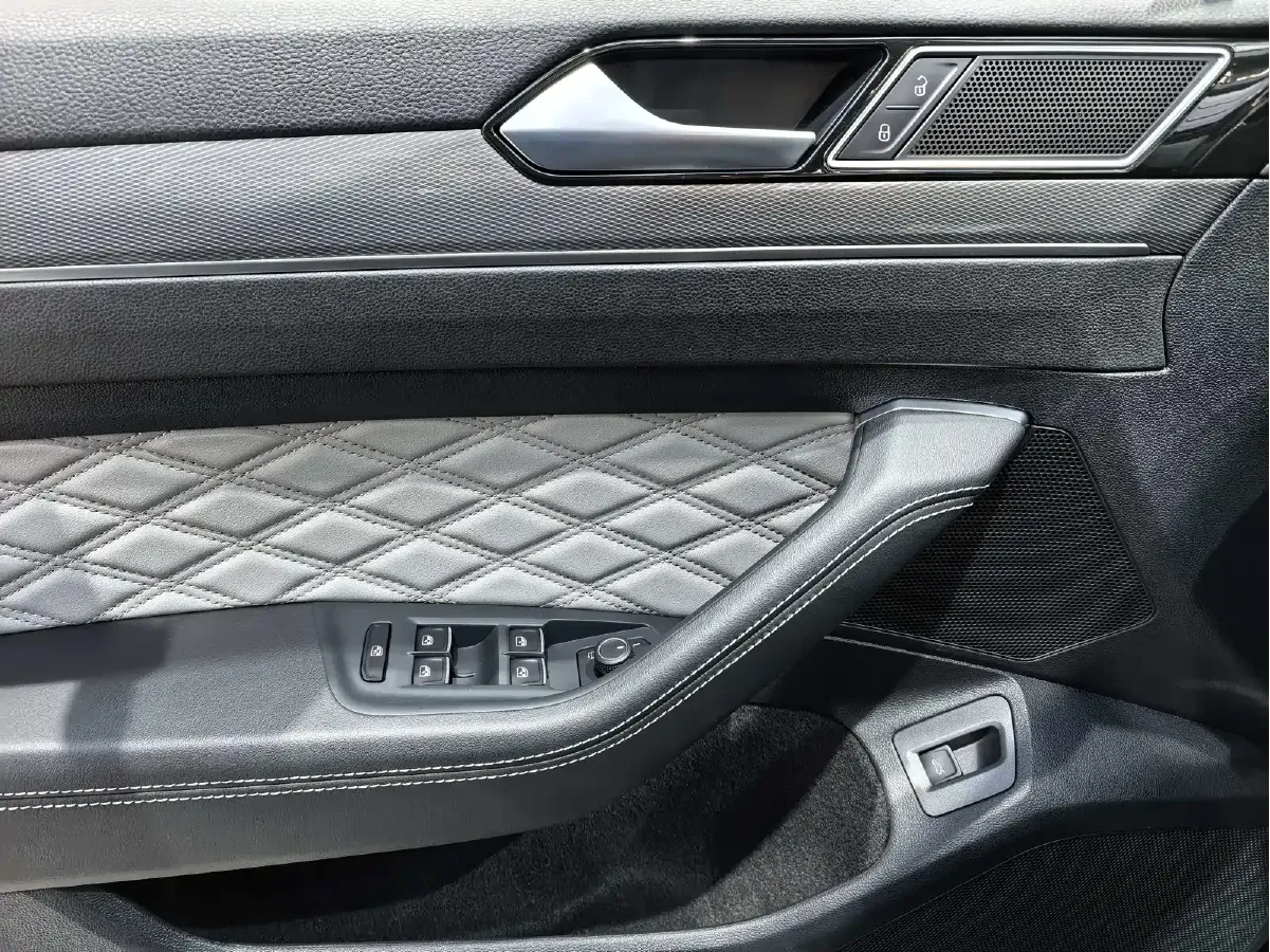 2025 Volkswagen Magotan 2.0T 186HP L4 7DCT,autocango,china used car exporter,china ev exporter,chinese used car exporter,chinese used ev exporter