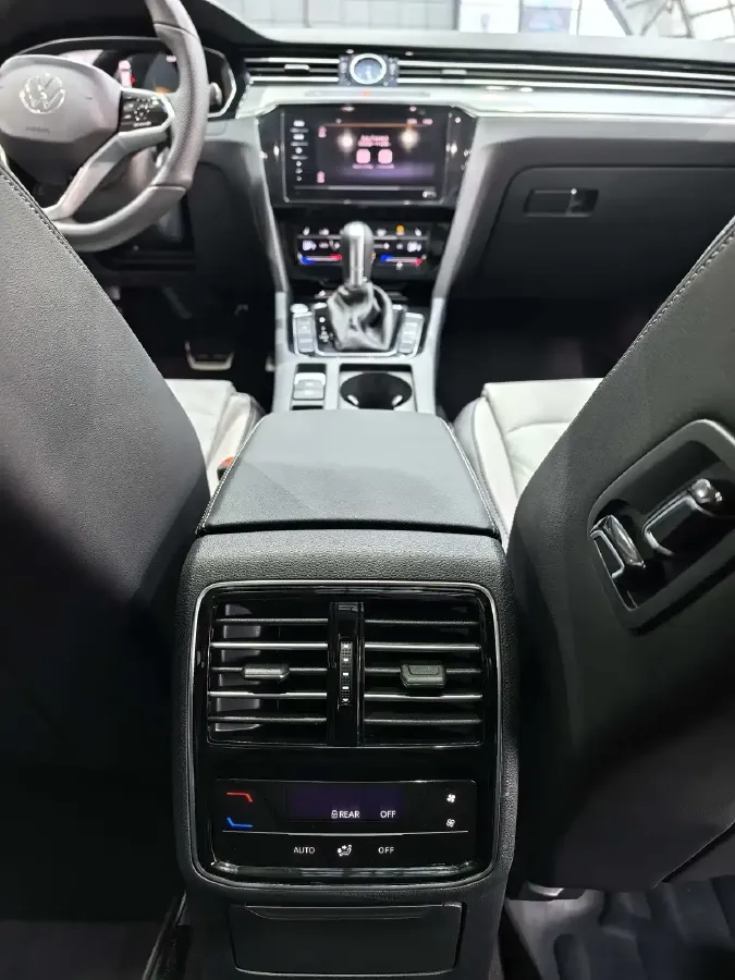 2025 Volkswagen Magotan 2.0T 186HP L4 7DCT,autocango,china used car exporter,china ev exporter,chinese used car exporter,chinese used ev exporter