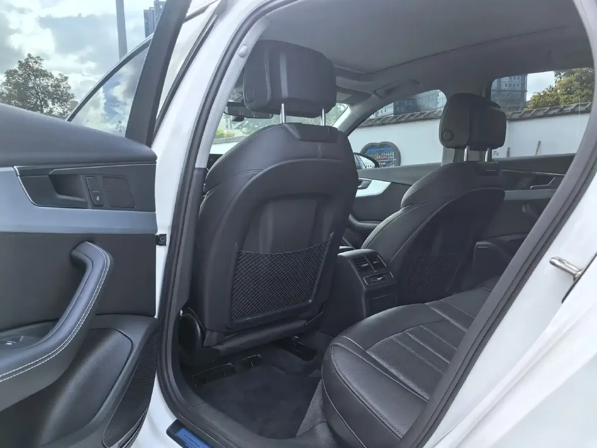 2023 Audi A4L 2.0T 190HP L4 7DCT,autocango,china used car exporter,china ev exporter,chinese used car exporter,chinese used ev exporter