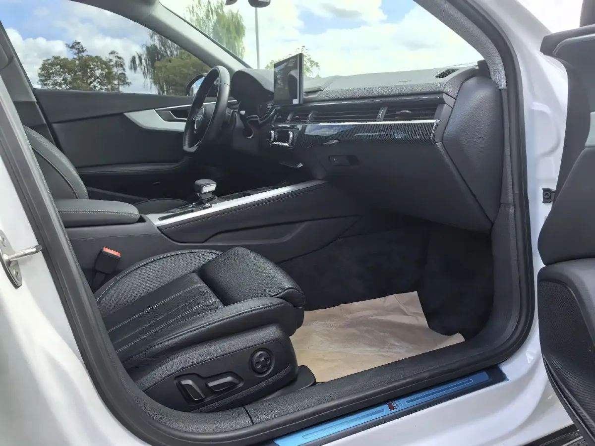 2023 Audi A4L 2.0T 190HP L4 7DCT,autocango,china used car exporter,china ev exporter,chinese used car exporter,chinese used ev exporter