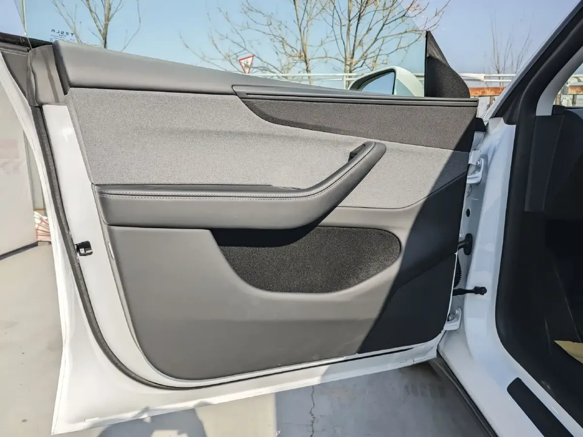 2025 Tesla Model Y BEV 62.5KWH,autocango,china used car exporter,china ev exporter,chinese used car exporter,chinese used ev exporter