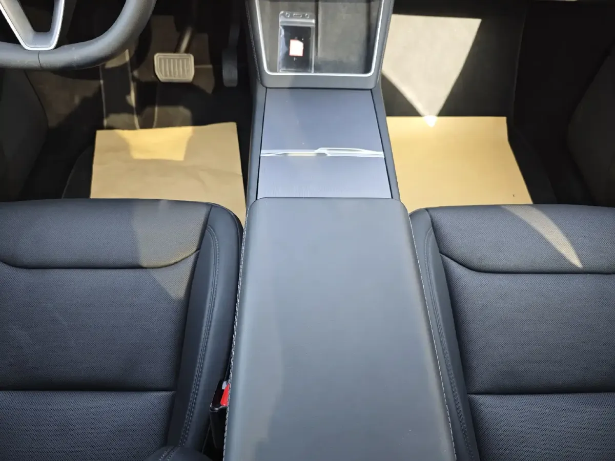 2025 Tesla Model Y BEV 62.5KWH,autocango,china used car exporter,china ev exporter,chinese used car exporter,chinese used ev exporter