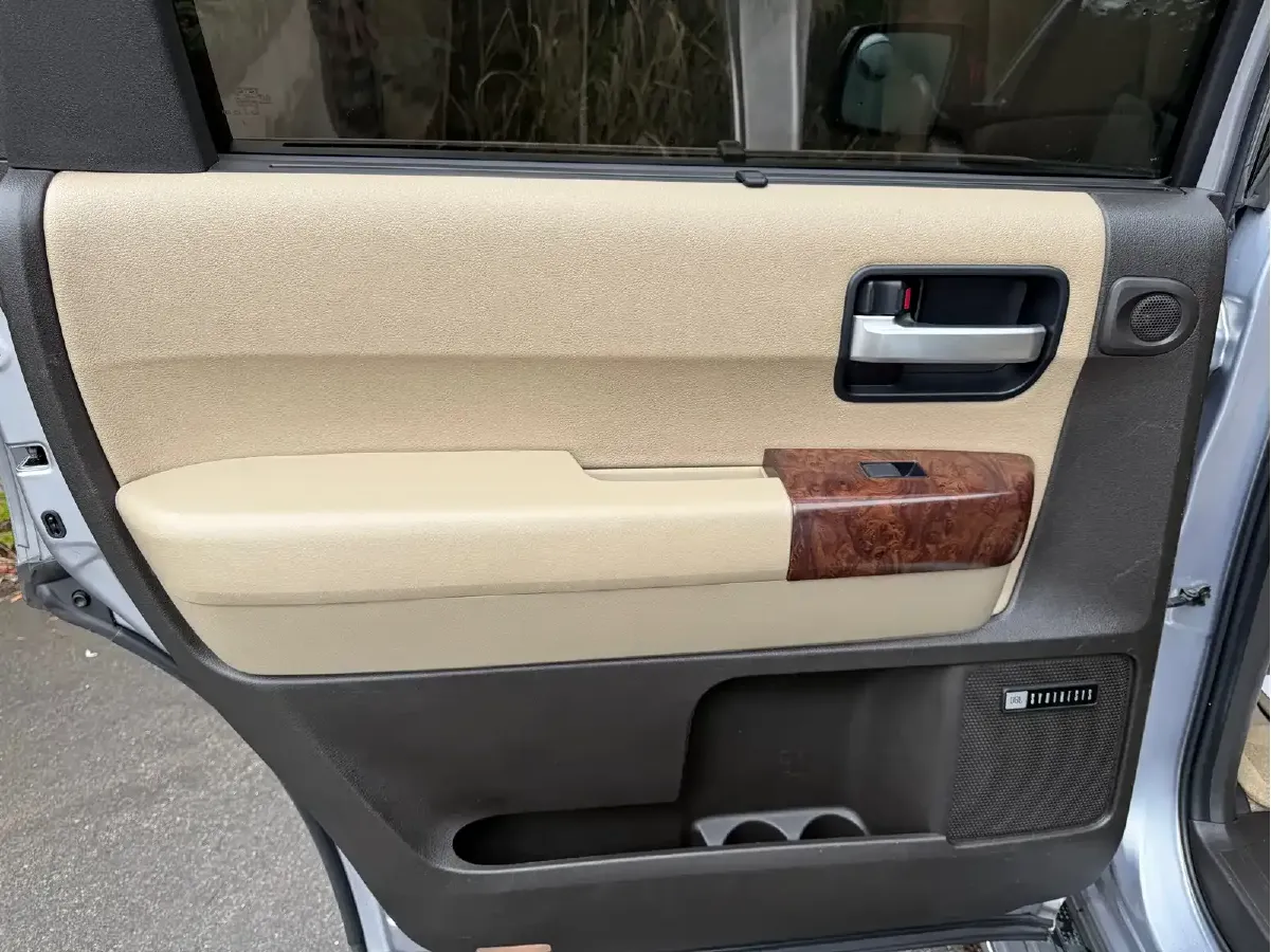 2010 Toyota Sequoia 5.7L 386HP V8 6AT,autocango,china used car exporter,china ev exporter,chinese used car exporter,chinese used ev exporter