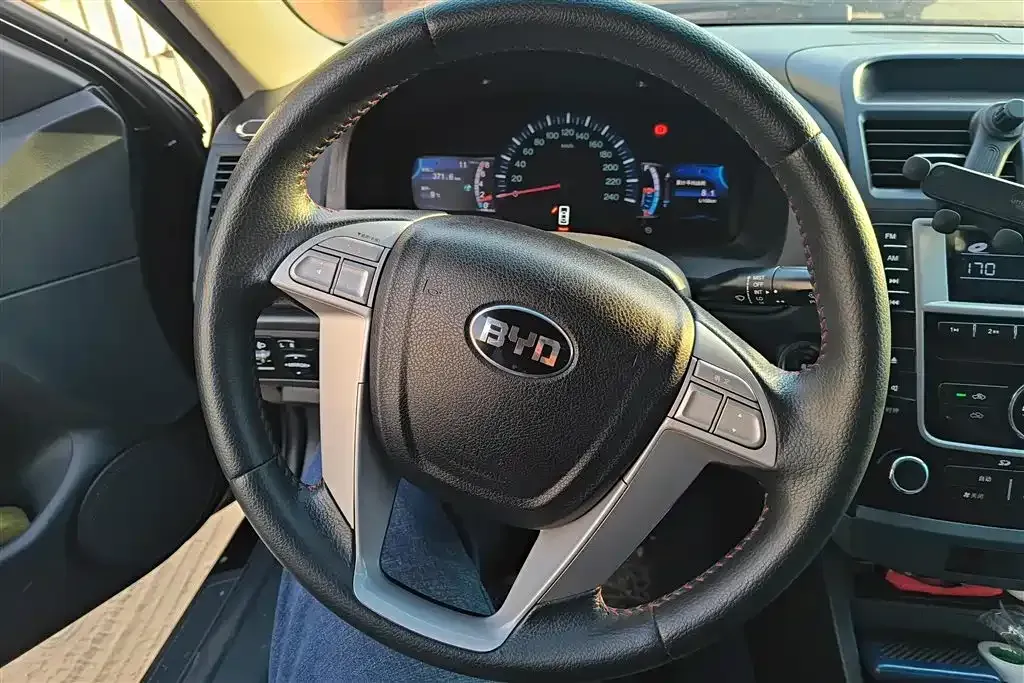 2013 BYD G6 2.0L 140HP L4 5MT,autocango,china used car exporter,china ev exporter,chinese used car exporter,chinese used ev exporter