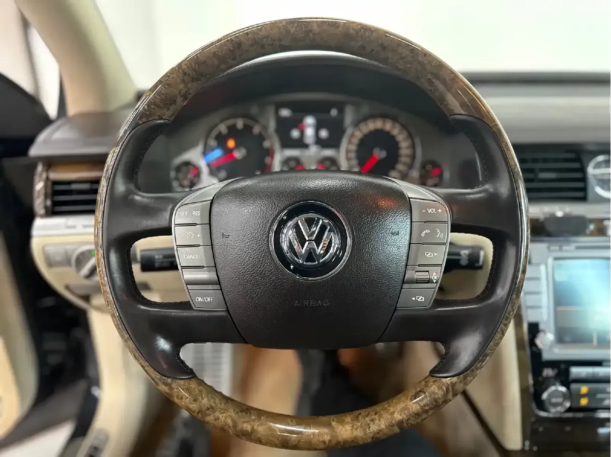 2012 Volkswagen Pheaton 3.6L 280HP V6 6AT,autocango,china used car exporter,china ev exporter,chinese used car exporter,chinese used ev exporter