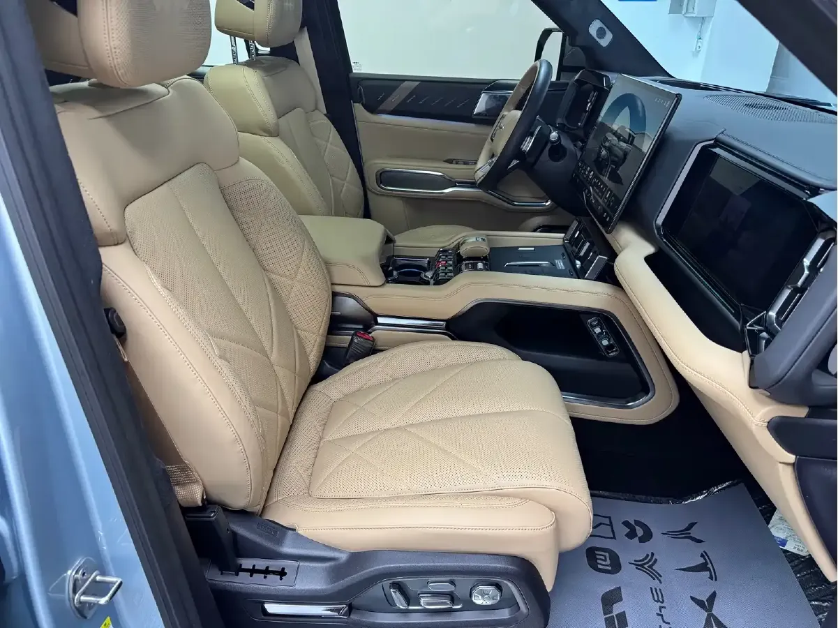 2025 FangChengBao Bao 8 2.0T 245HP L4 E-CVT PHEV 36.8KWH,autocango,china used car exporter,china ev exporter,chinese used car exporter,chinese used ev exporter