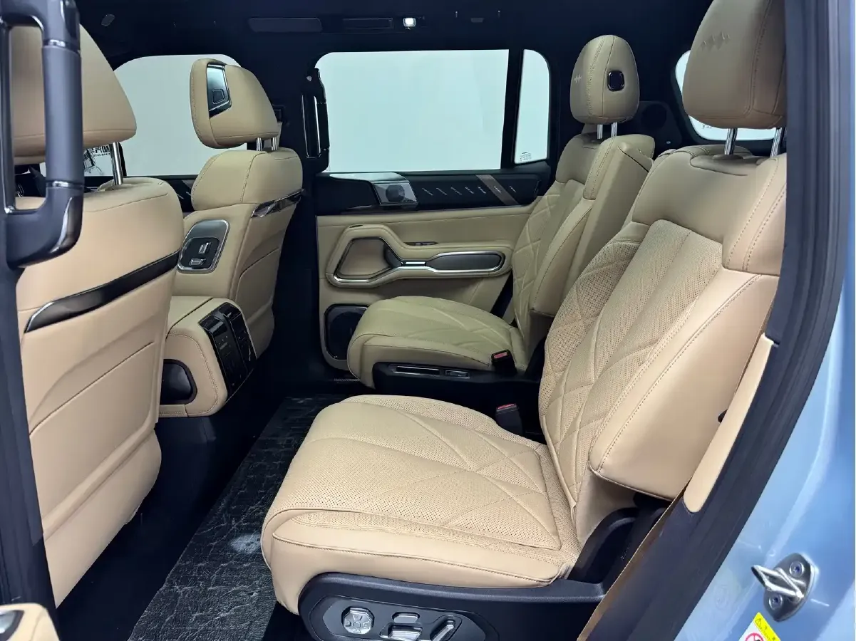 2025 FangChengBao Bao 8 2.0T 245HP L4 E-CVT PHEV 36.8KWH,autocango,china used car exporter,china ev exporter,chinese used car exporter,chinese used ev exporter