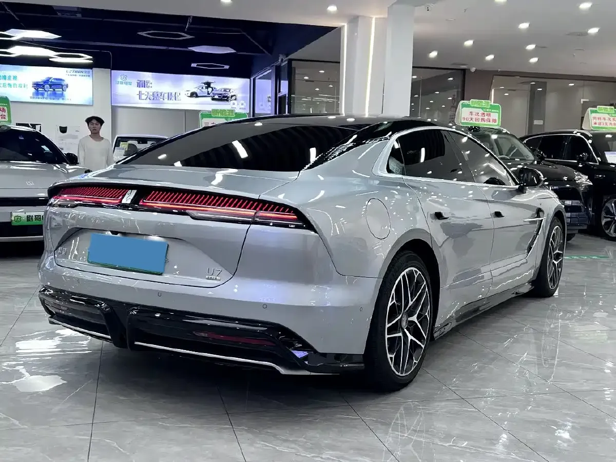 2025 YangWang U7 2.0T 245HP H4 E-CVT PHEV,autocango,china used car exporter,china ev exporter,chinese used car exporter,chinese used ev exporter