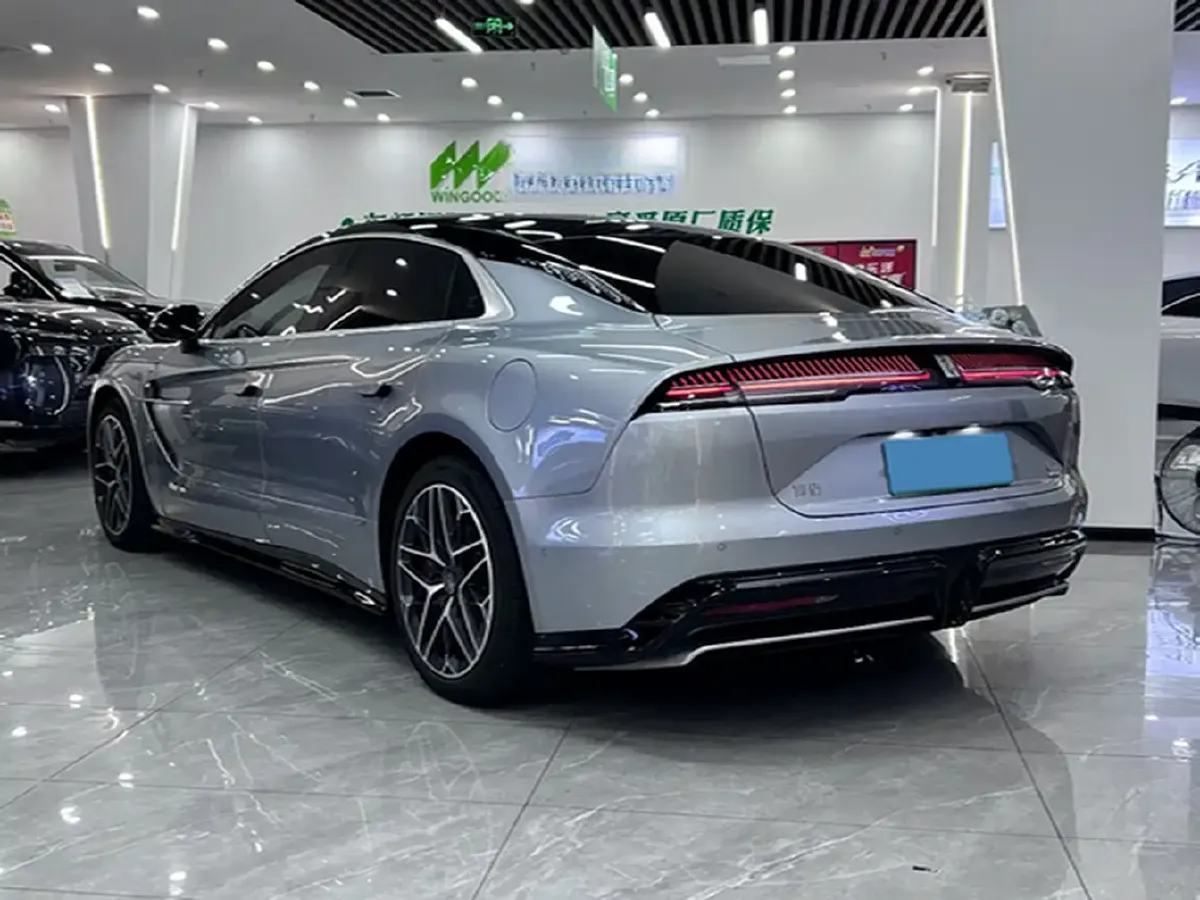 2025 YangWang U7 2.0T 245HP H4 E-CVT PHEV,autocango,china used car exporter,china ev exporter,chinese used car exporter,chinese used ev exporter