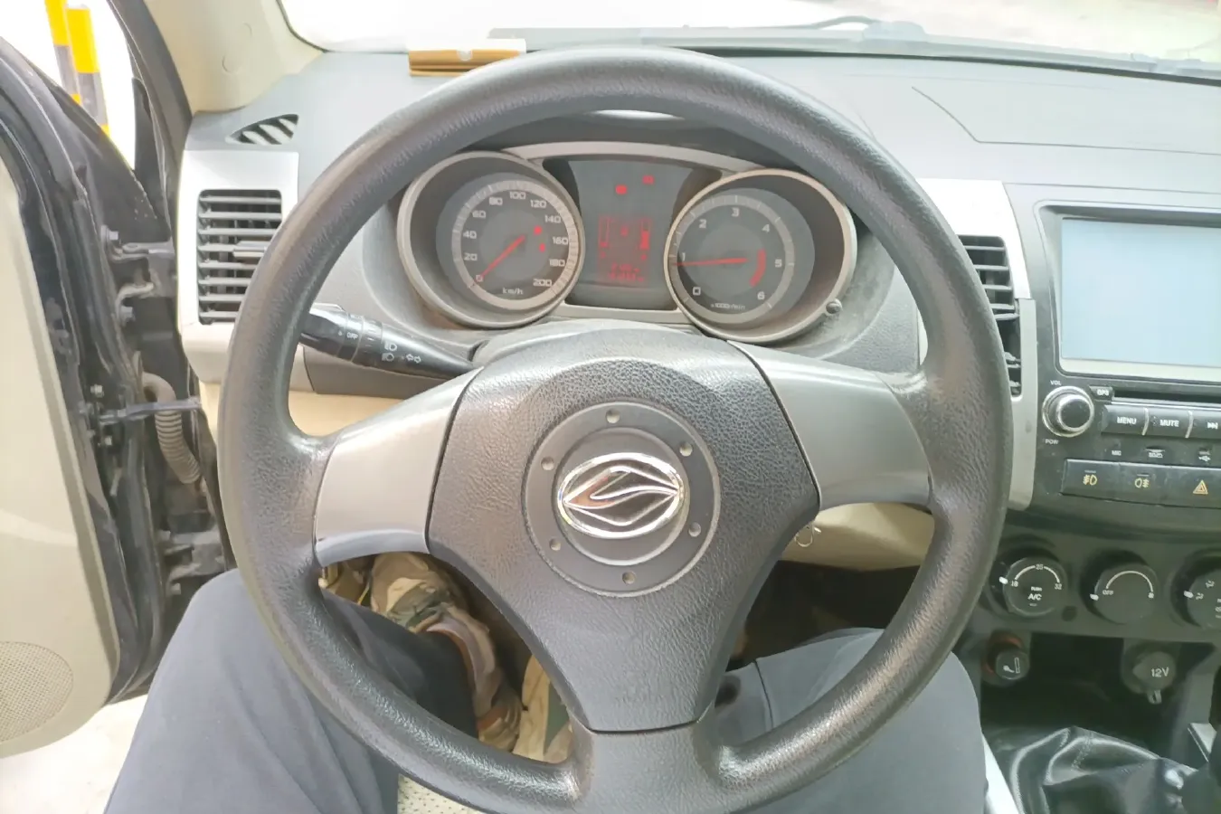 2012 Landwind X8 2.0T 122HP L4 5MT,autocango,china used car exporter,china ev exporter,chinese used car exporter,chinese used ev exporter