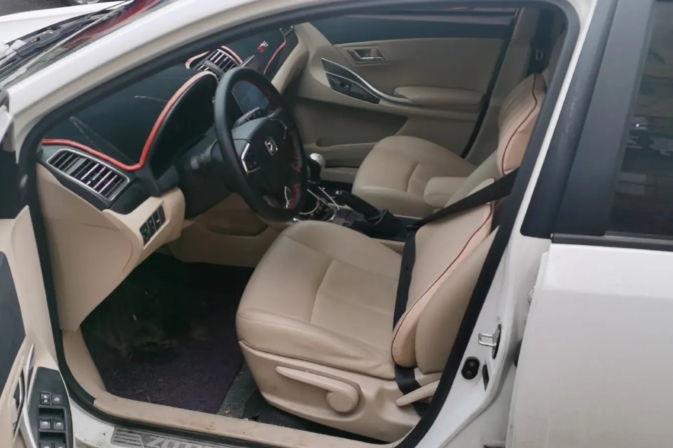 2016 Zotye Z300 1.5L 113HP L4 5MT,autocango,china used car exporter,china ev exporter,chinese used car exporter,chinese used ev exporter