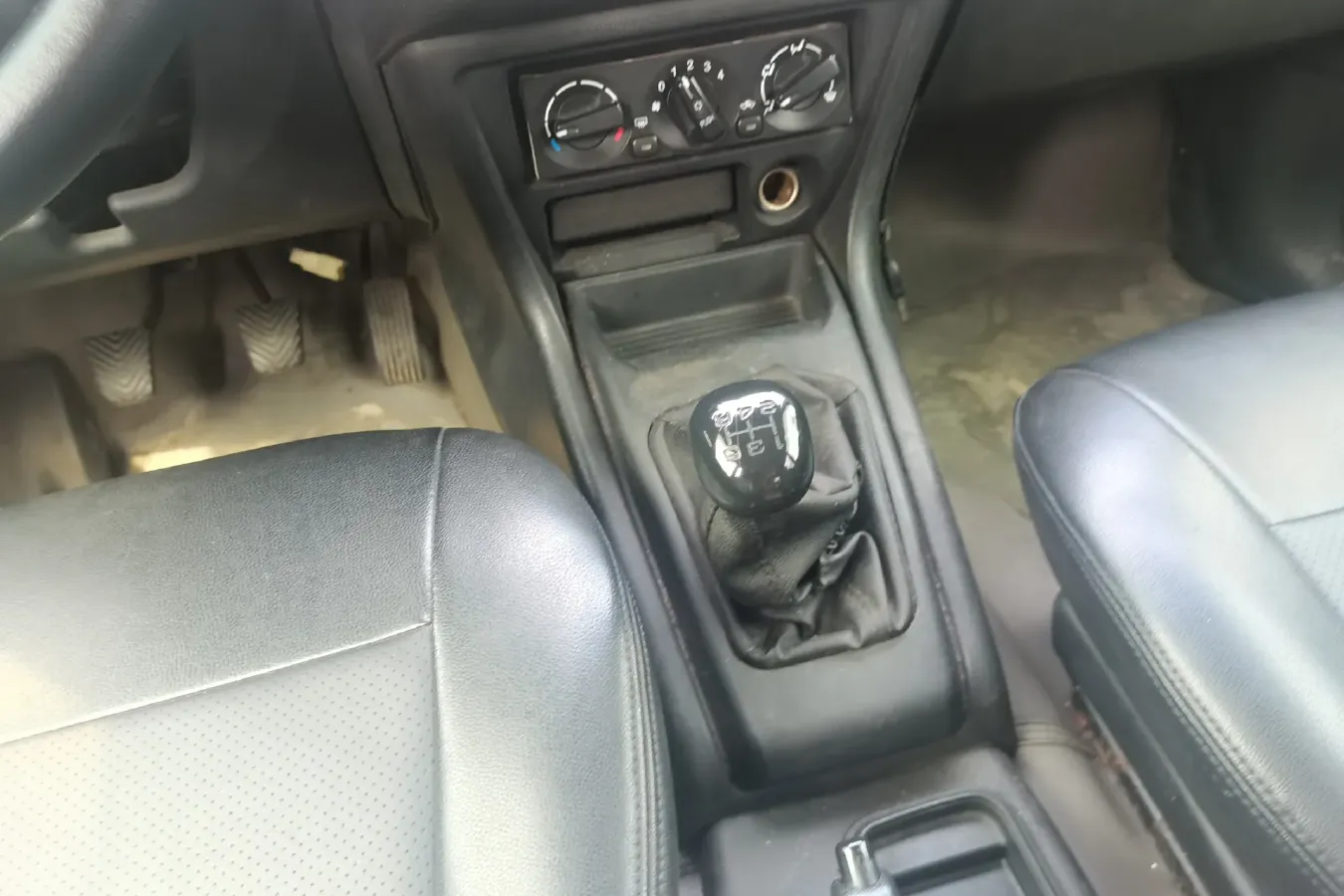 2010 Leopaard FeiTeng 2.0L 121HP L4 5MT,autocango,china used car exporter,china ev exporter,chinese used car exporter,chinese used ev exporter