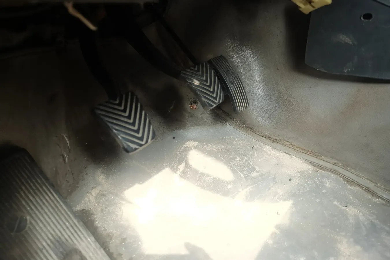 2010 Leopaard FeiTeng 2.0L 121HP L4 5MT,autocango,china used car exporter,china ev exporter,chinese used car exporter,chinese used ev exporter