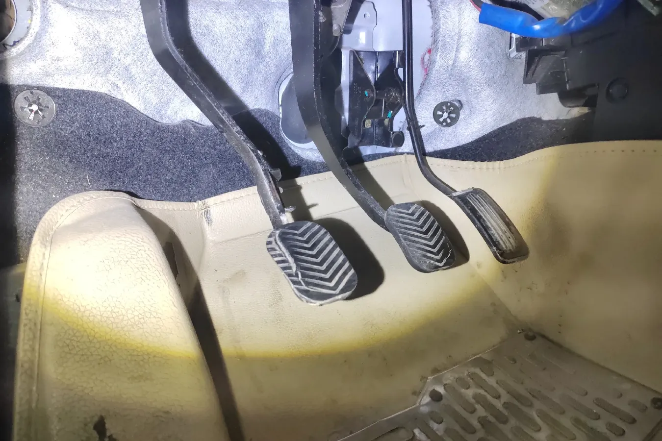 2014 DongFeng Fengon Fengon 330 1.2L 94HP L4 5MT,autocango,china used car exporter,china ev exporter,chinese used car exporter,chinese used ev exporter