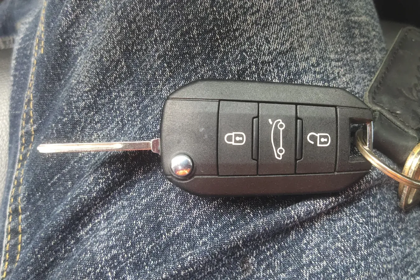 2015 Peugeot 3008 2.0L 147HP L4 6AT,autocango,china used car exporter,china ev exporter,chinese used car exporter,chinese used ev exporter