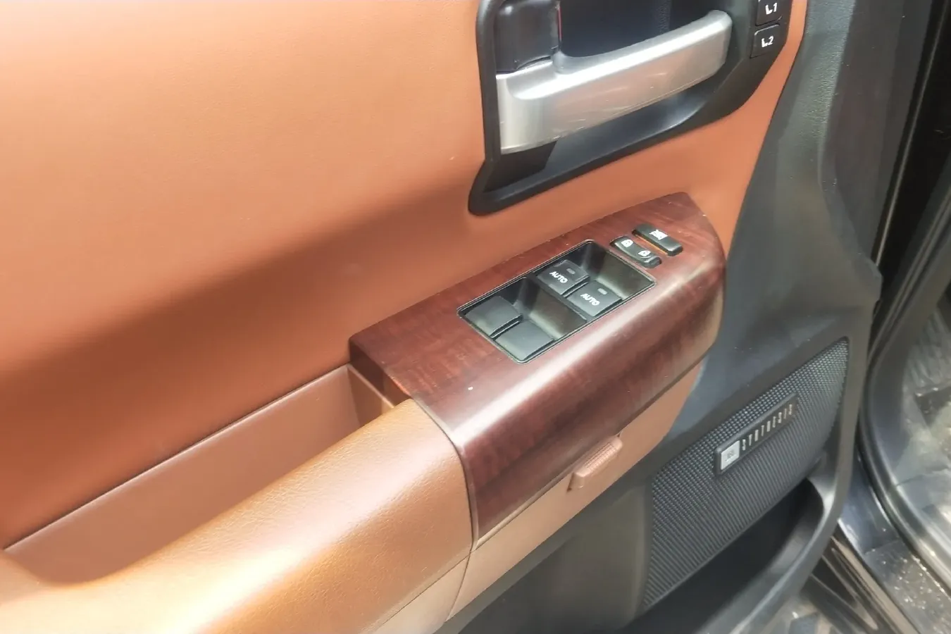 2010 Toyota Sequoia 5.7L 386HP V8 6AT,autocango,china used car exporter,china ev exporter,chinese used car exporter,chinese used ev exporter