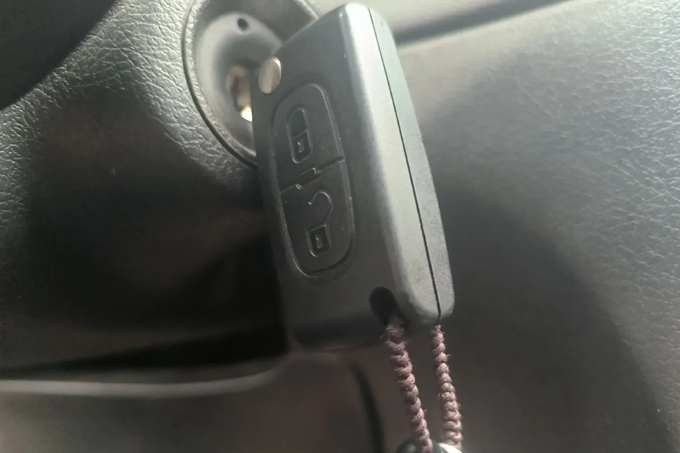 2013 Peugeot 307 1.6L 117HP L4 5MT,autocango,china used car exporter,china ev exporter,chinese used car exporter,chinese used ev exporter