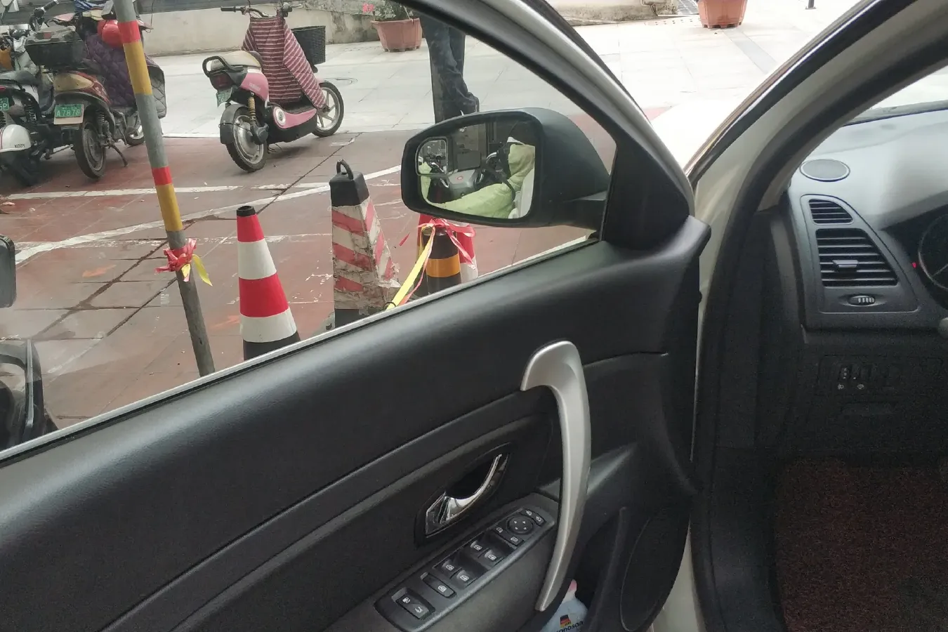 2013 Renault  Latitude 2.0L 139HP L4 CVT,autocango,china used car exporter,china ev exporter,chinese used car exporter,chinese used ev exporter