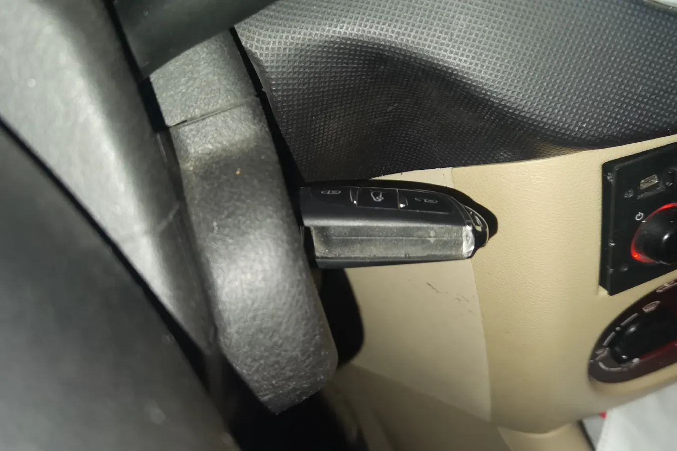 2010 Peugeot 207 1.4L 76HP L4 5MT,autocango,china used car exporter,china ev exporter,chinese used car exporter,chinese used ev exporter