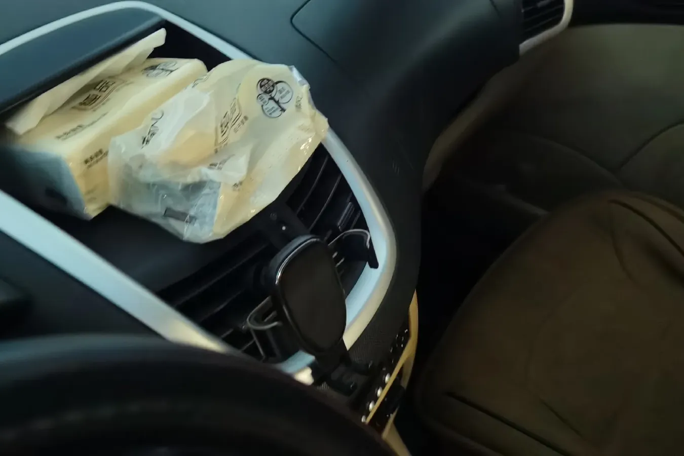 2010 Peugeot 207 1.4L 76HP L4 5MT,autocango,china used car exporter,china ev exporter,chinese used car exporter,chinese used ev exporter