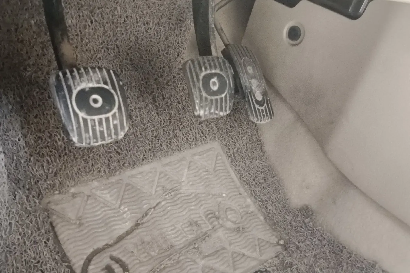 2012 Venucia R50 1.6L 117HP L4 5MT,autocango,china used car exporter,china ev exporter,chinese used car exporter,chinese used ev exporter