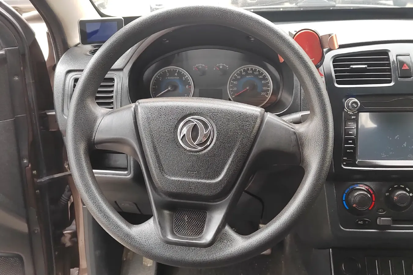 2014 DongFeng Fengon Fengon 330 1.5L 109HP L4 5MT,autocango,china used car exporter,china ev exporter,chinese used car exporter,chinese used ev exporter