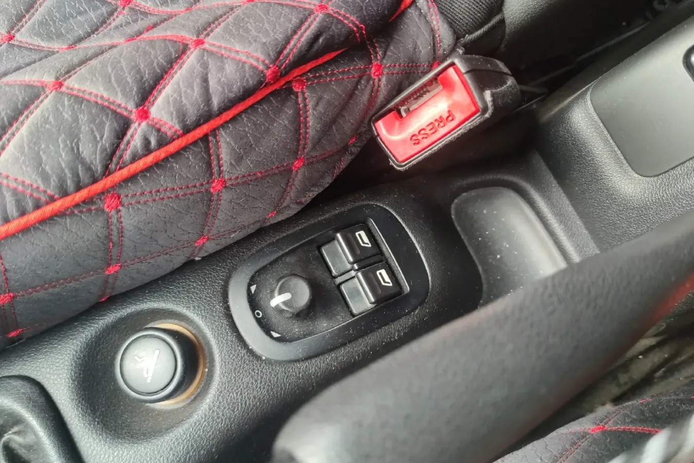 2011 Peugeot 207 1.4L 76HP L4 5MT,autocango,china used car exporter,china ev exporter,chinese used car exporter,chinese used ev exporter