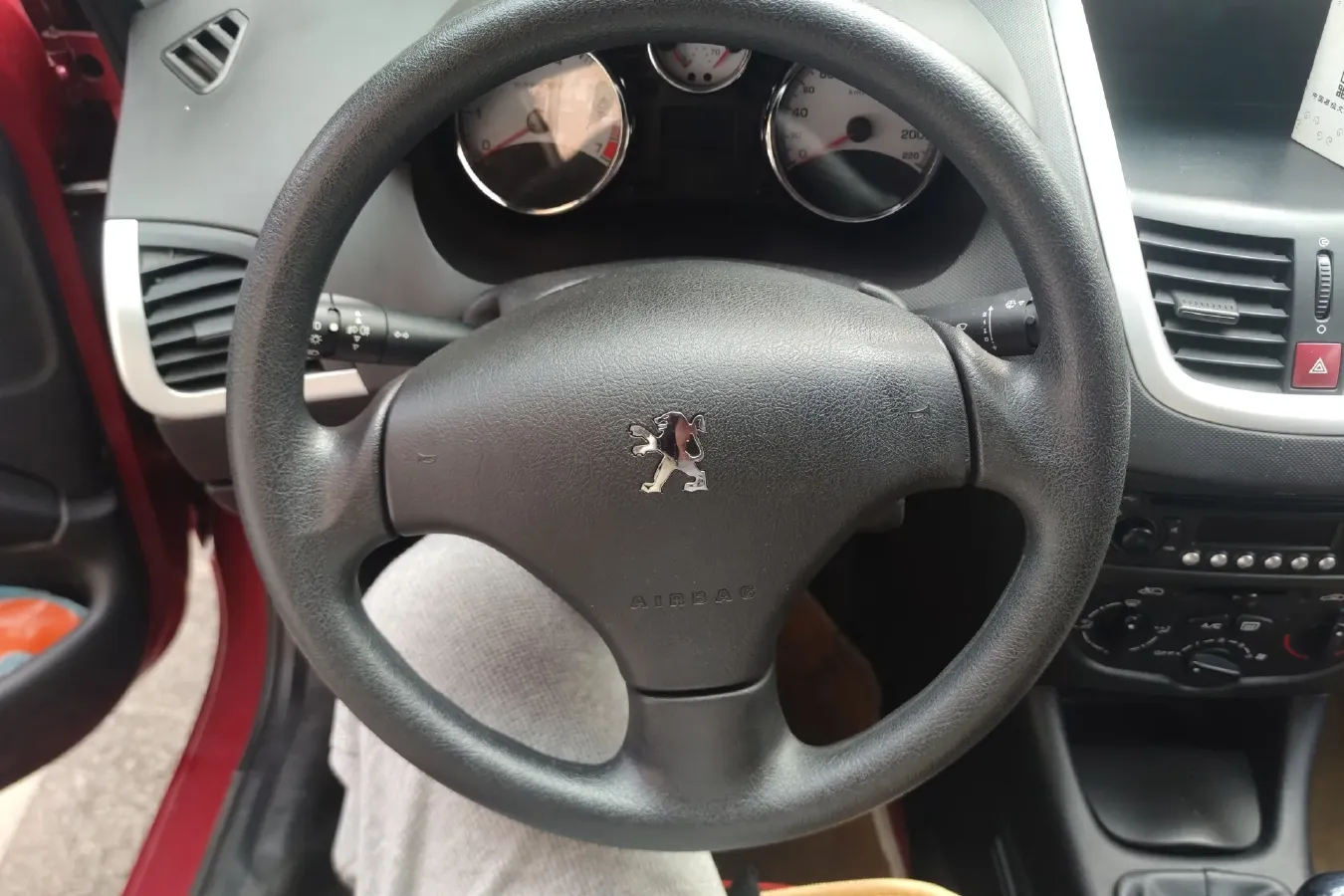 2011 Peugeot 207 1.4L 76HP L4 5MT,autocango,china used car exporter,china ev exporter,chinese used car exporter,chinese used ev exporter