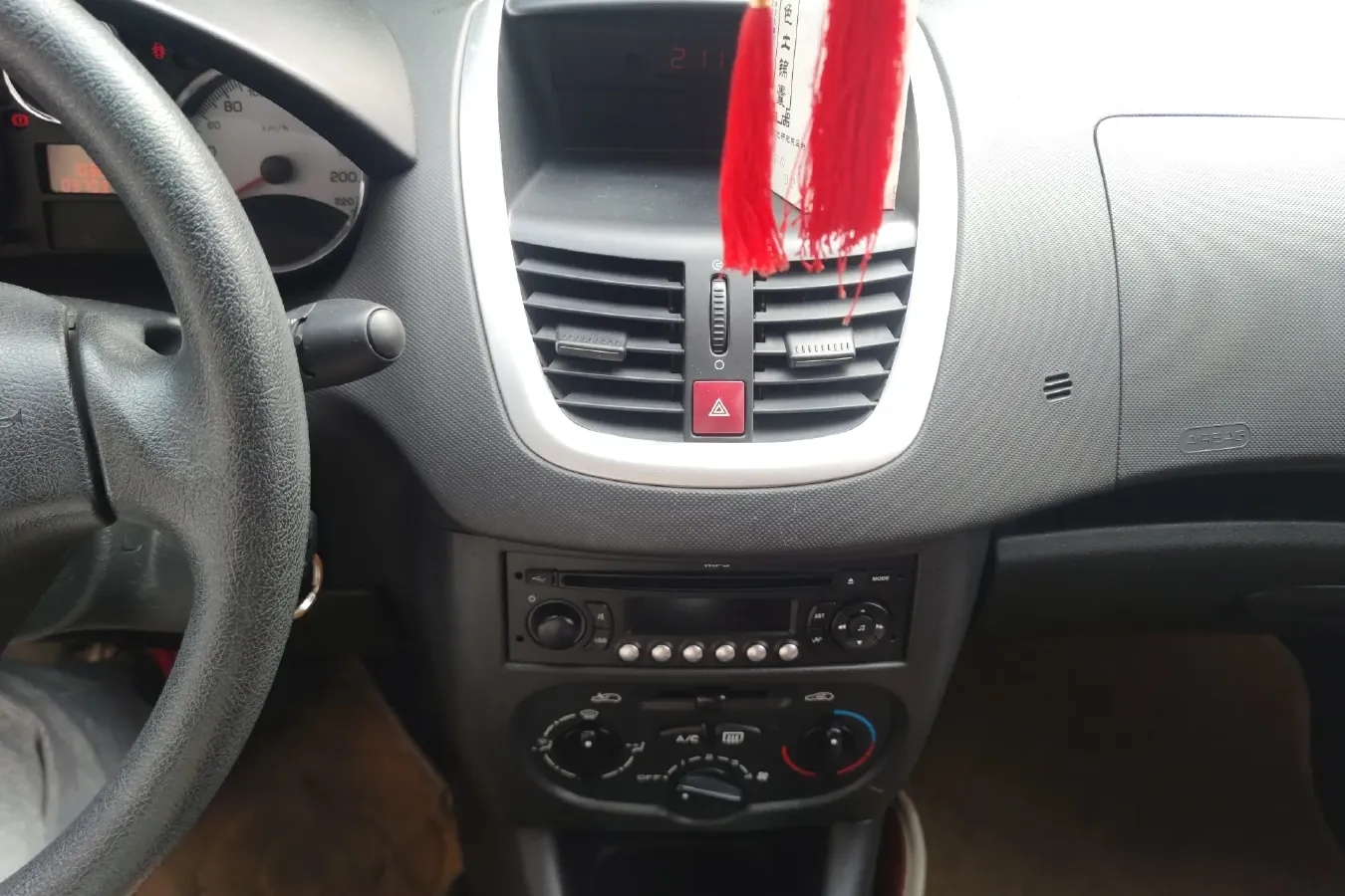 2011 Peugeot 207 1.4L 76HP L4 5MT,autocango,china used car exporter,china ev exporter,chinese used car exporter,chinese used ev exporter