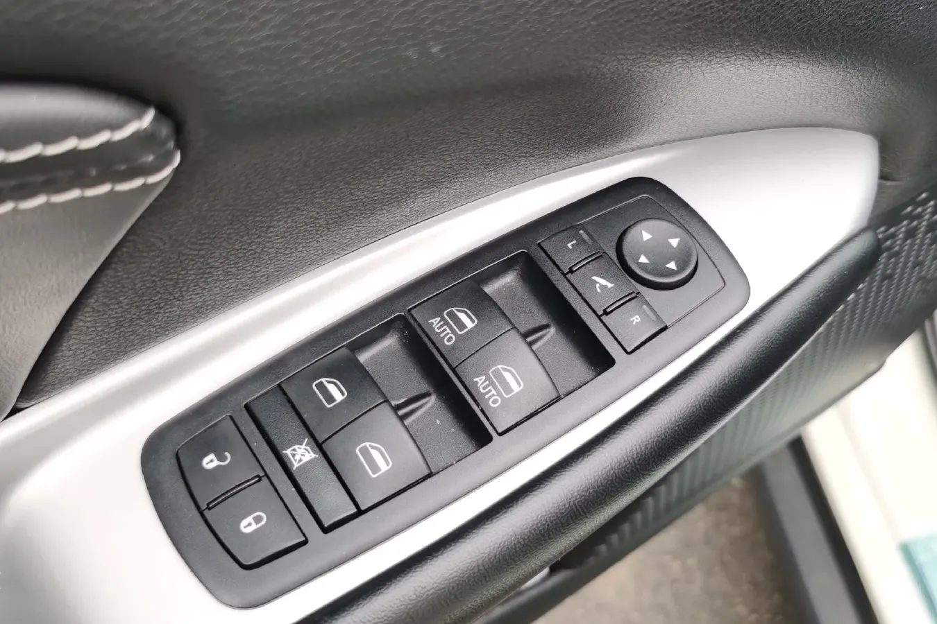 2013 Fiat Freemont 2.4L 170HP L4 6AT,autocango,china used car exporter,china ev exporter,chinese used car exporter,chinese used ev exporter