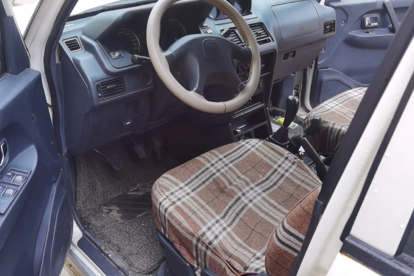 2013 Leopaard Black King Kong 2.2L 129HP L4 5MT,autocango,china used car exporter,china ev exporter,chinese used car exporter,chinese used ev exporter