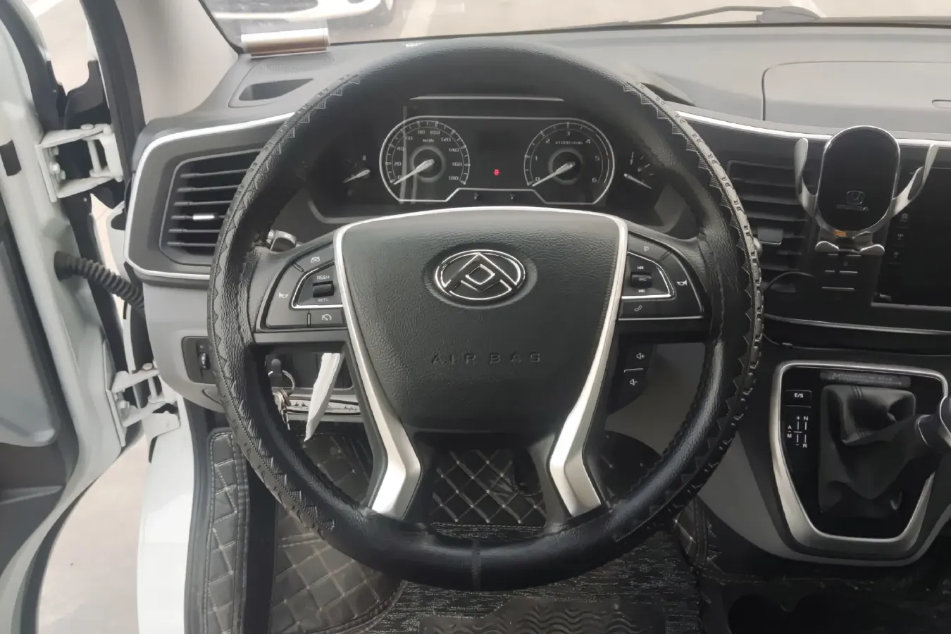 2021 MAXUS XinTu V80 2.0T 139HP L4 6AMT,autocango,china used car exporter,china ev exporter,chinese used car exporter,chinese used ev exporter