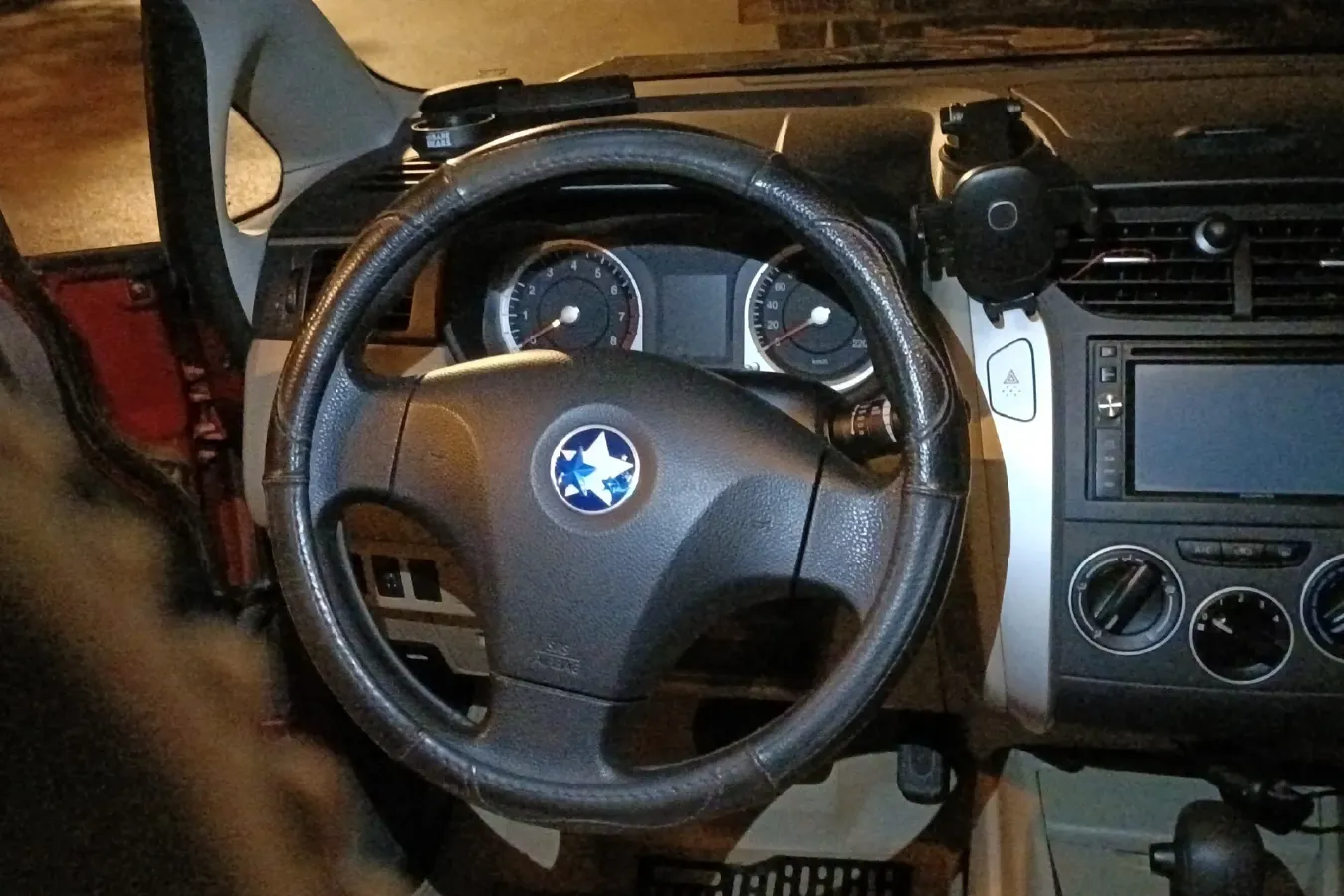 2013 Venucia R50 1.6L 117HP L4 4AT,autocango,china used car exporter,china ev exporter,chinese used car exporter,chinese used ev exporter