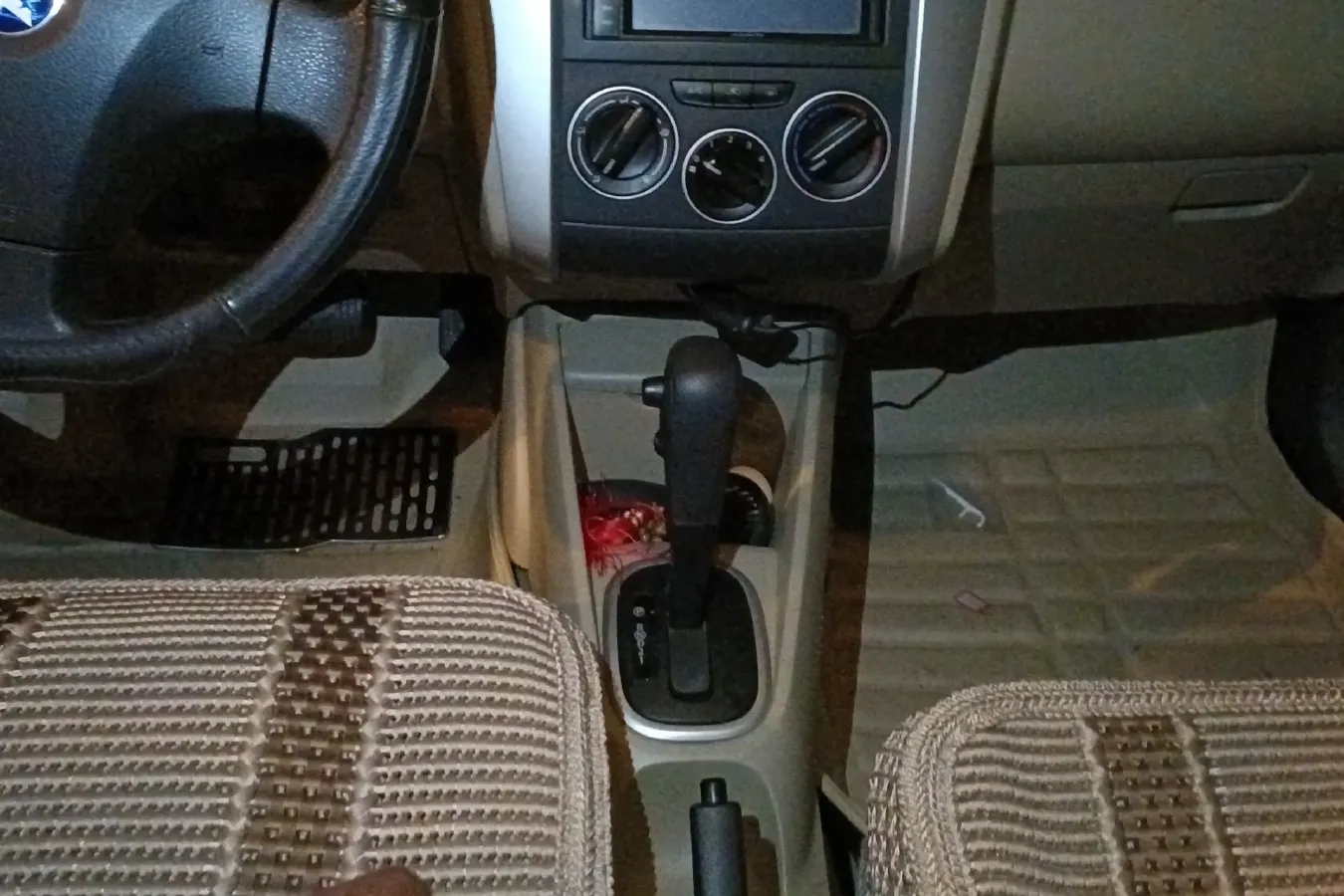 2013 Venucia R50 1.6L 117HP L4 4AT,autocango,china used car exporter,china ev exporter,chinese used car exporter,chinese used ev exporter