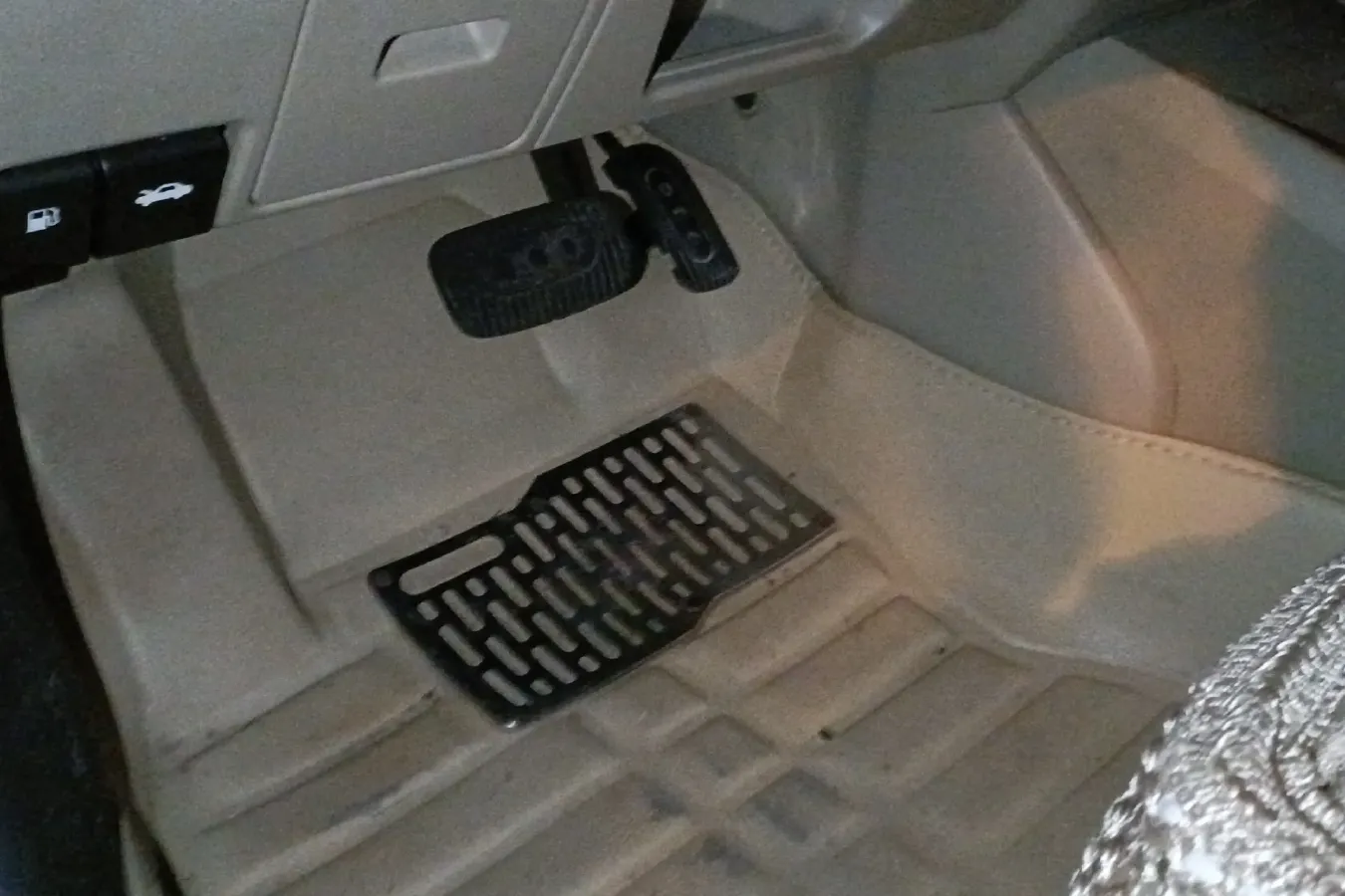 2013 Venucia R50 1.6L 117HP L4 4AT,autocango,china used car exporter,china ev exporter,chinese used car exporter,chinese used ev exporter