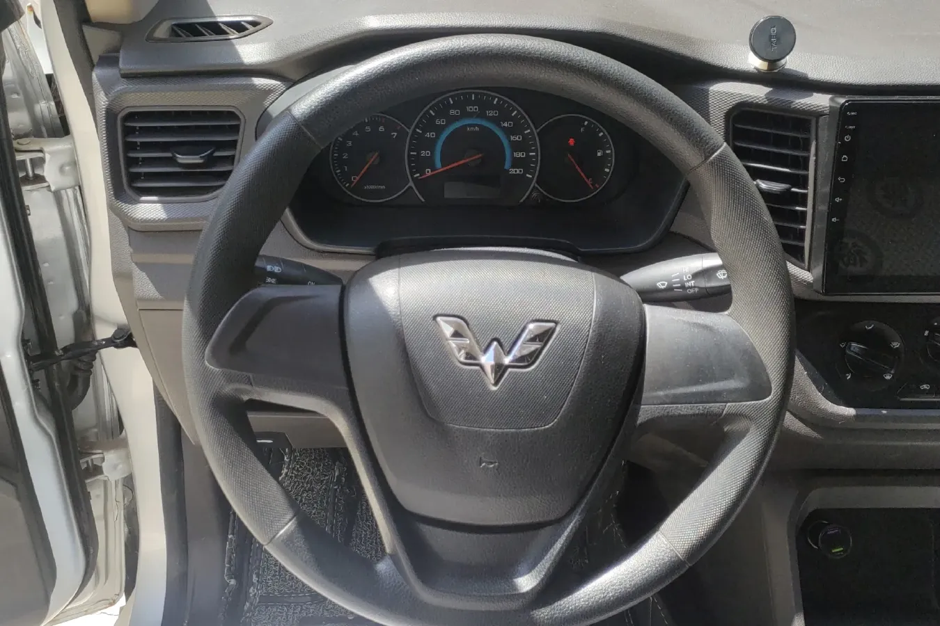 2019 WuLing HongGuang V 1.5L 99HP L4 6MT,autocango,china used car exporter,china ev exporter,chinese used car exporter,chinese used ev exporter