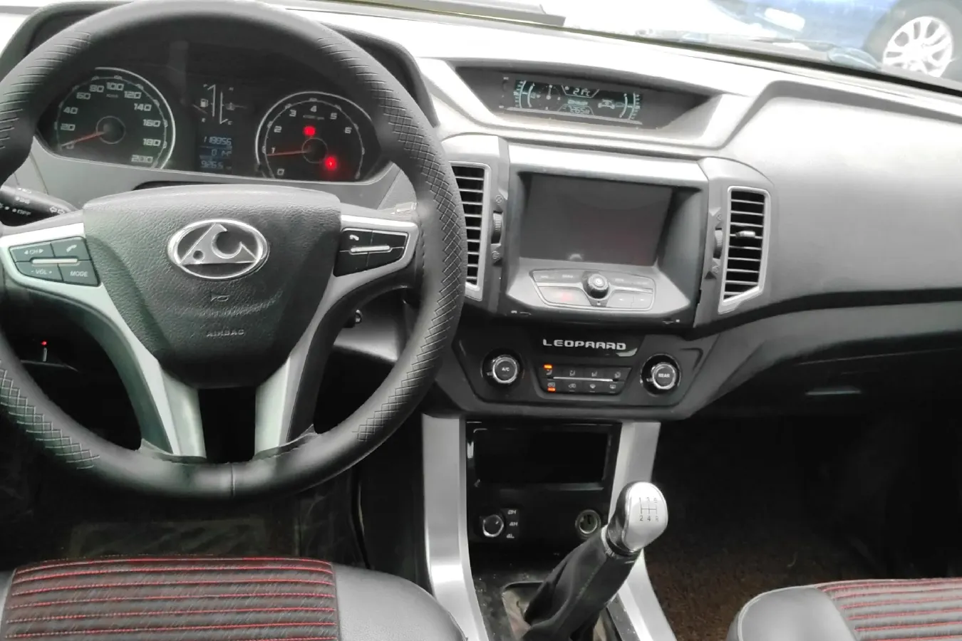 2015 Leopaard Q6 2.4L 147HP L4 5MT,autocango,china used car exporter,china ev exporter,chinese used car exporter,chinese used ev exporter