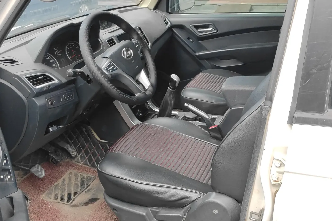 2015 Leopaard Q6 2.4L 147HP L4 5MT,autocango,china used car exporter,china ev exporter,chinese used car exporter,chinese used ev exporter