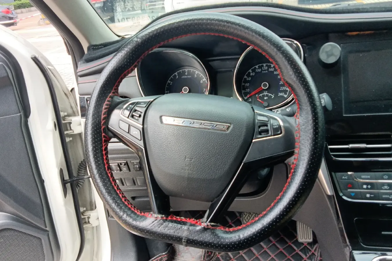 2018 Venucia T70 2.0L 144HP L4 CVT,autocango,china used car exporter,china ev exporter,chinese used car exporter,chinese used ev exporter