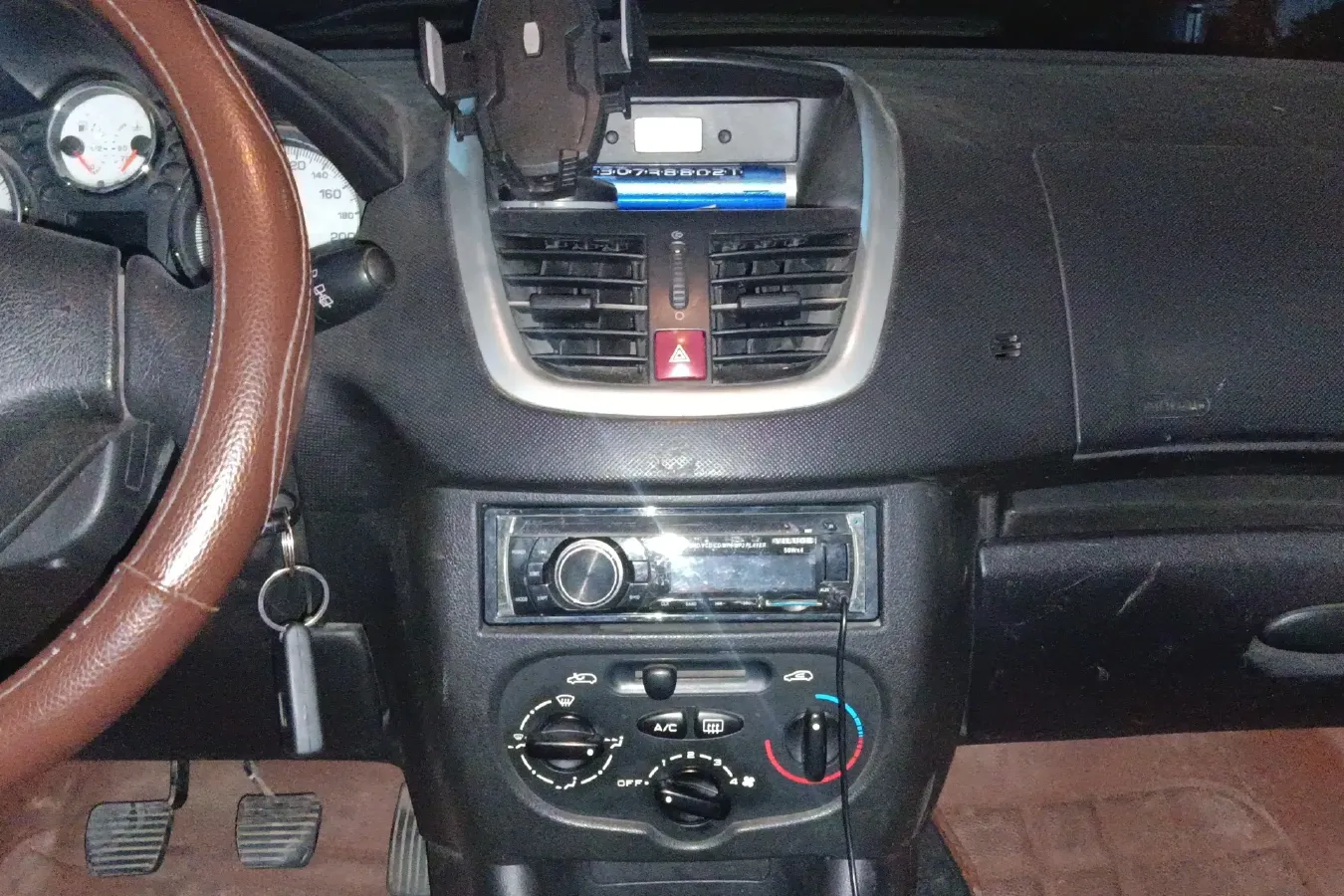 2011 Peugeot 207 1.4L 76HP L4 5MT,autocango,china used car exporter,china ev exporter,chinese used car exporter,chinese used ev exporter