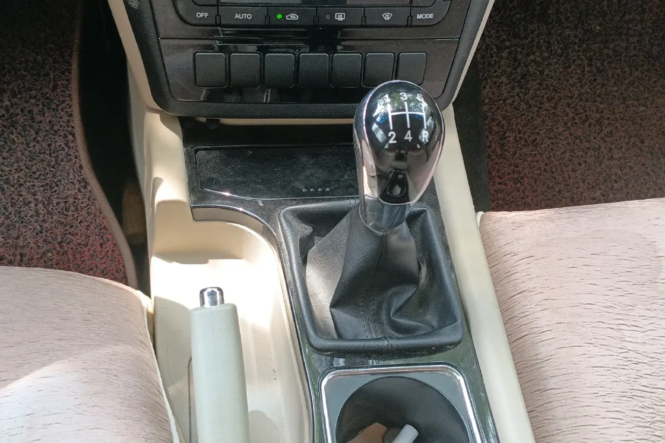 2015 Geely EC8 2.0L 141HP L4 5MT,autocango,china used car exporter,china ev exporter,chinese used car exporter,chinese used ev exporter