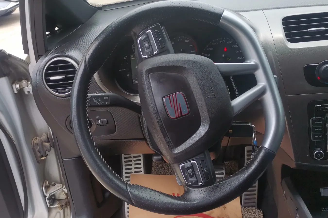 2012 Seat Leon 2.0T 211HP L4 6DCT,autocango,china used car exporter,china ev exporter,chinese used car exporter,chinese used ev exporter