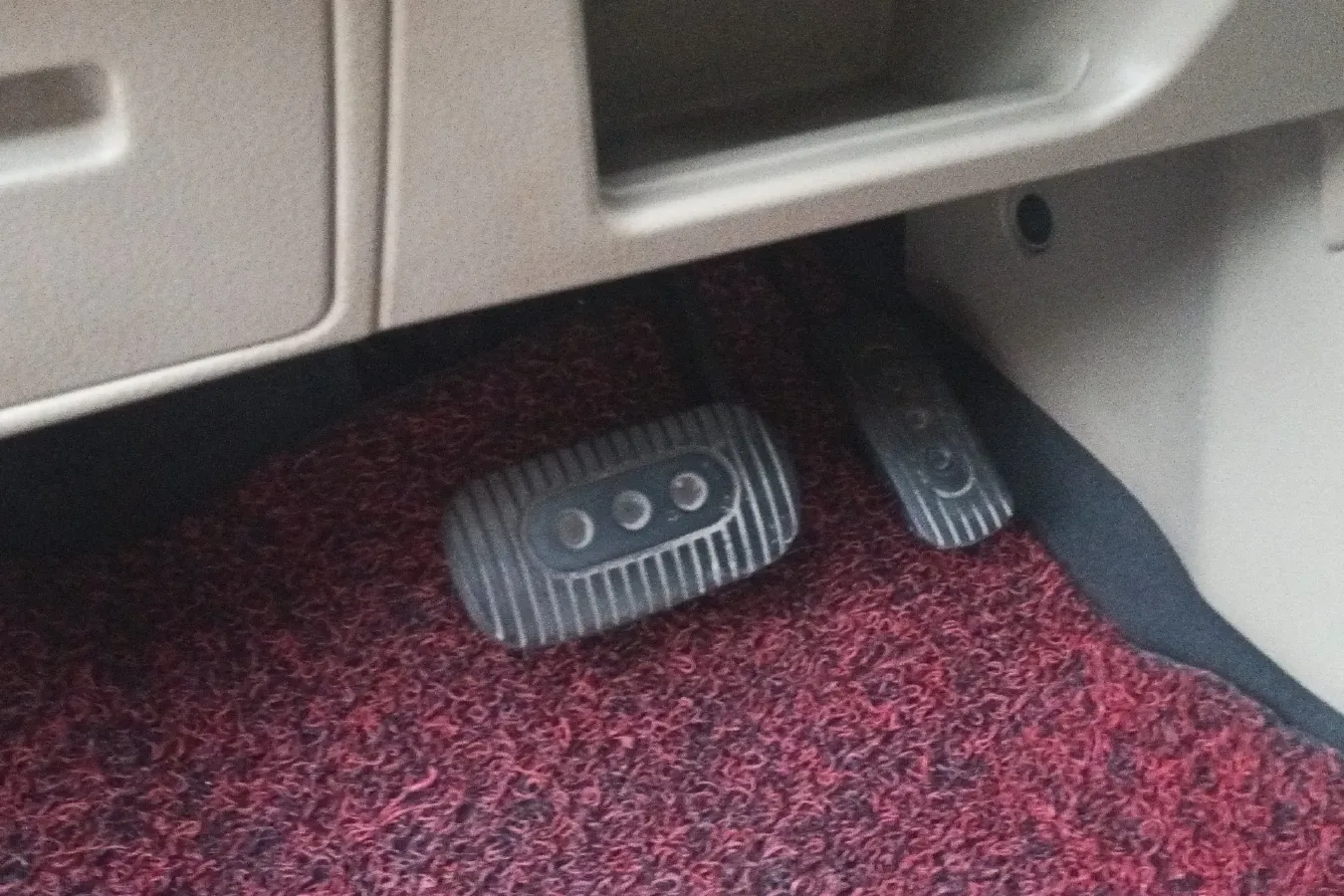 2013 Venucia R50 1.6L 117HP L4 4AT,autocango,china used car exporter,china ev exporter,chinese used car exporter,chinese used ev exporter