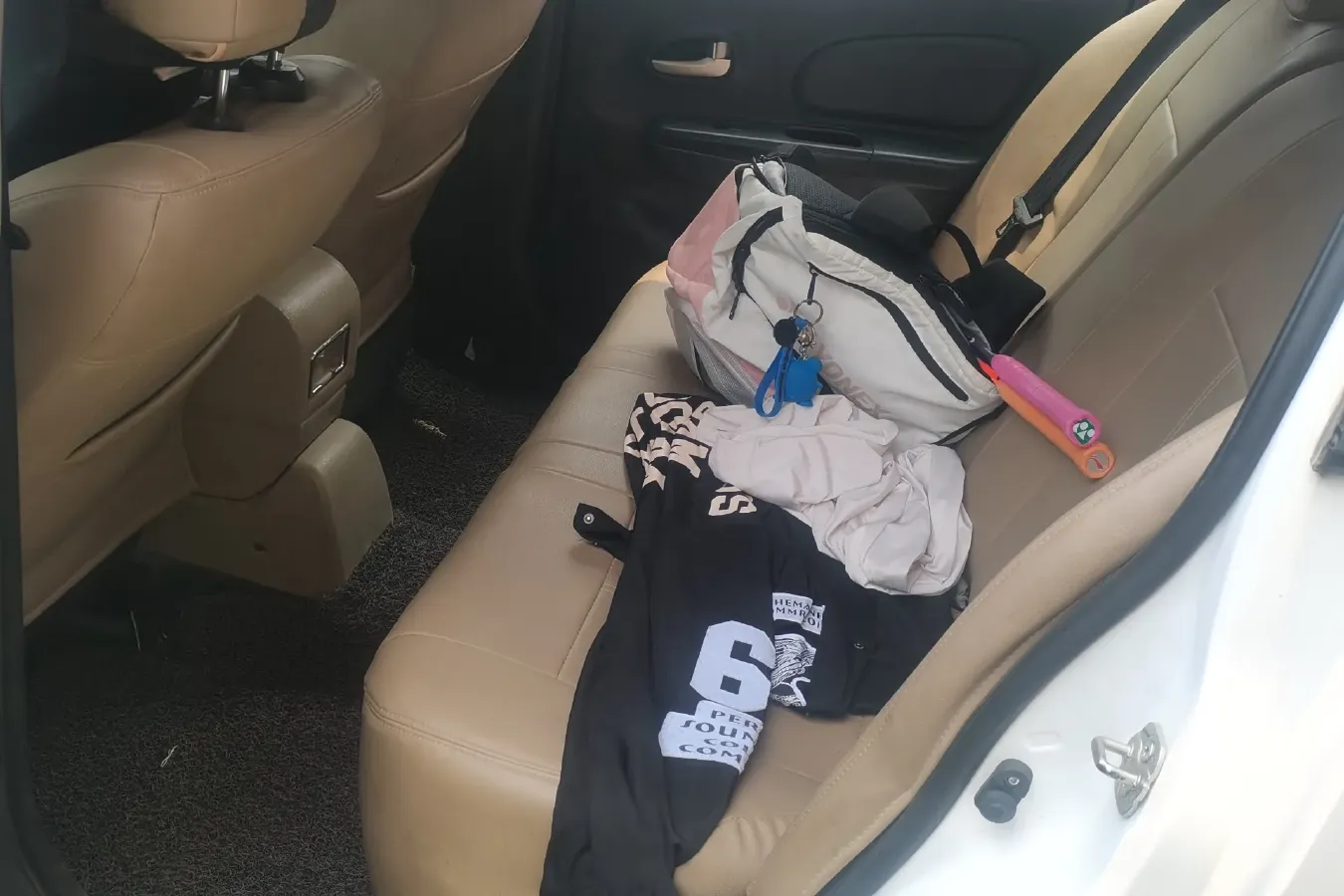 2013 Venucia R50 1.6L 117HP L4 4AT,autocango,china used car exporter,china ev exporter,chinese used car exporter,chinese used ev exporter